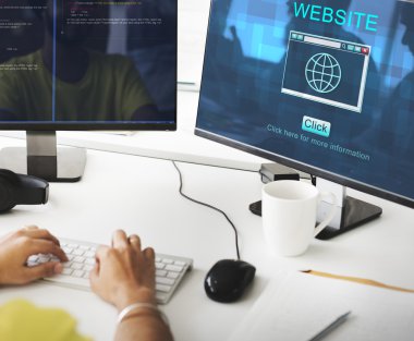 İşadamı bilgisayarda Web sitesi ile çalışma