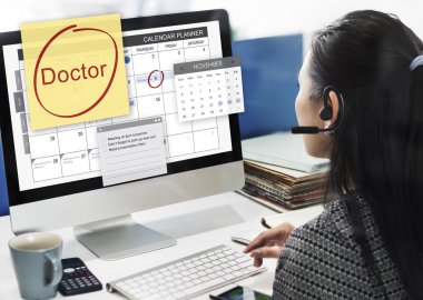işkadını bilgisayarda doktor ile çalışma