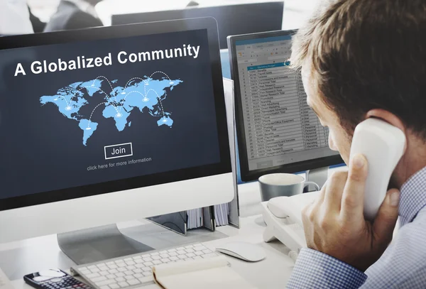 Zakenman die werken op de computer met geglobaliseerd Gemeenschap — Stockfoto