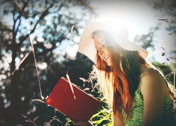 Mujer Relájate en la naturaleza — Foto de Stock