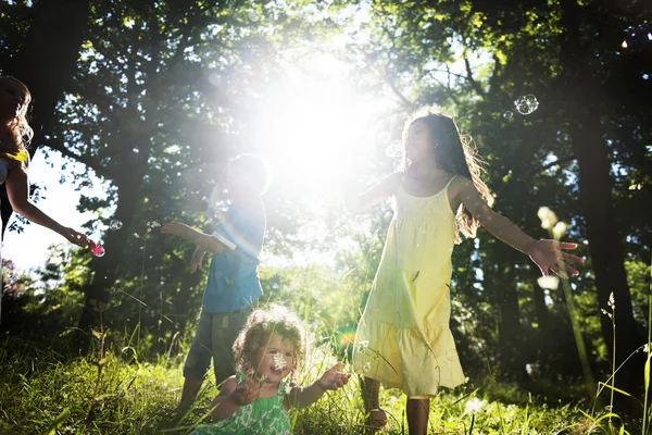 Bambini piccoli che giocano insieme all'aperto — Foto Stock