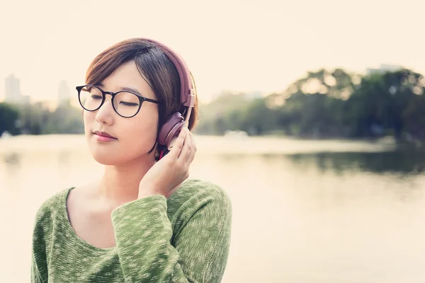 Mulher ouvindo música — Fotografia de Stock