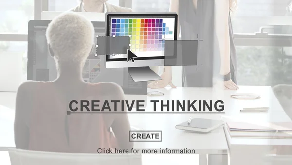 Üzletasszony működik a számítógép és a kreatív gondolkodás — Stock Fotó