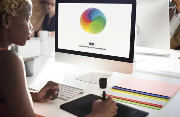 Empresária trabalhando no computador com cores — Fotografia de Stock