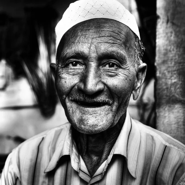 Indiano anziano uomo sorridente — Foto Stock