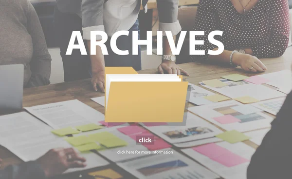 Geschäftsleute arbeiten mit Archivkonzept — Stockfoto