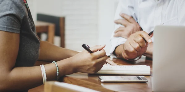 Personas que trabajan con dispositivos digitales — Foto de Stock