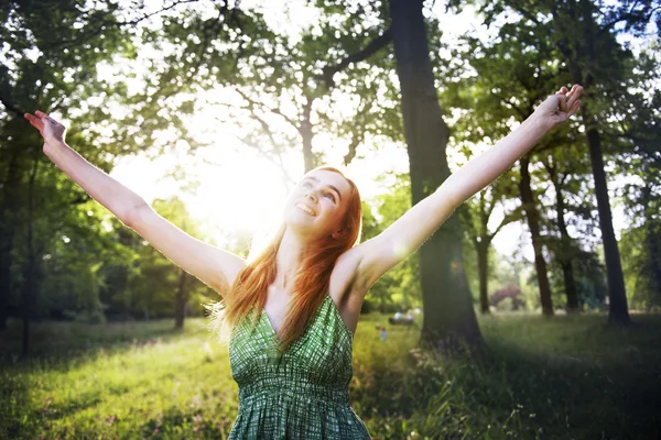 Mujer Relájate en la naturaleza —  Fotos de Stock