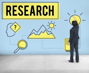 İş adamı duvara yakın duruyor 