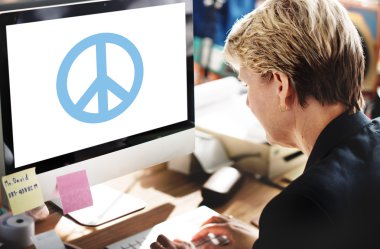 Bilgisayarda çalışan iş kadını