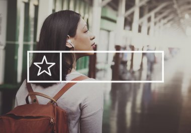 Sırt çantalı genç kadın.