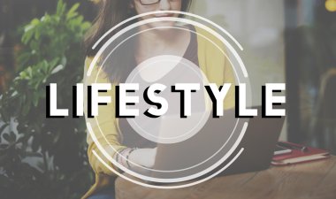 Dijital aygıt kavramı kullanan kadın