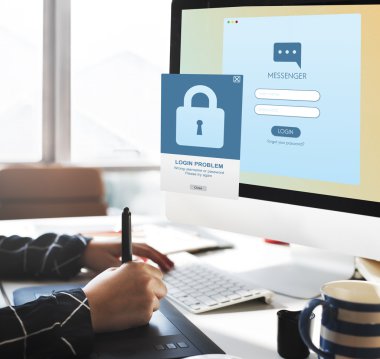 çalışan kişi bilgisayar ile