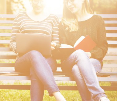 Bilgisayar ile çalışan kadınlar