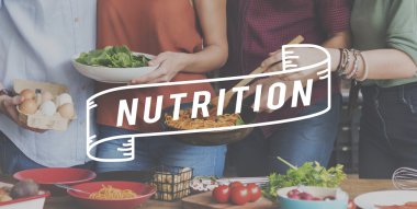 mutfakta yemek arkadaşlar