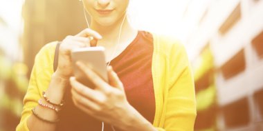 Dijital aygıt kavramı kullanan kadın