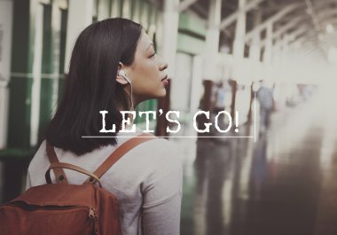 Sırt çantalı genç kadın.