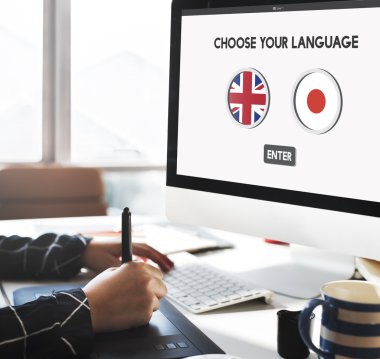 bilgisayar ile çalışan kadın