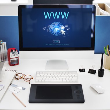 Bilgisayar ofis masasında.