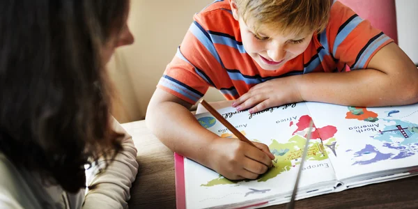 Mutter und Sohn verbringen Zeit miteinander — Stockfoto