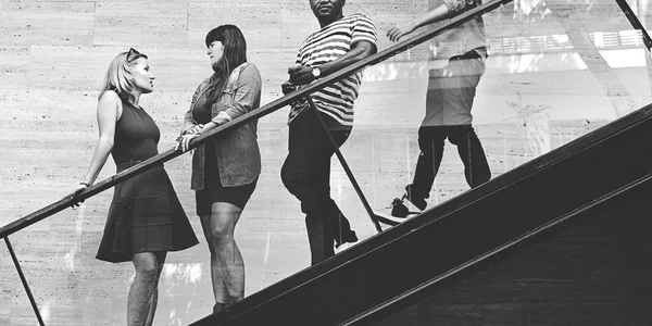 Bellissimi amici in piedi sulle scale — Foto Stock