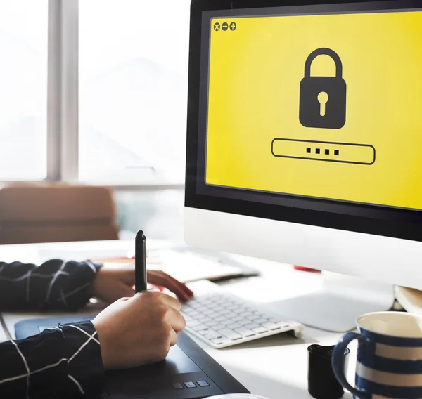 Frau arbeitet mit Computer — Stockfoto