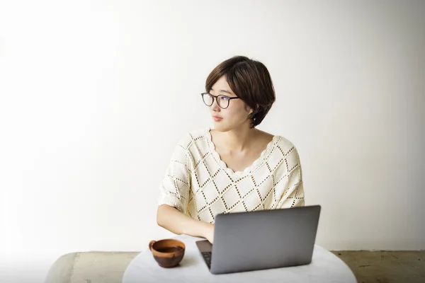 Mujer trabajando con computadora — Foto de Stock