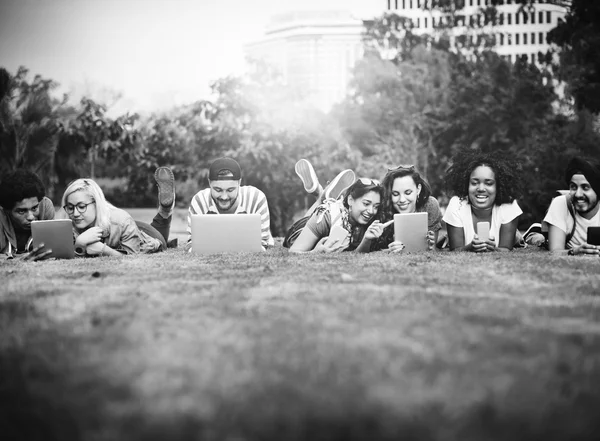 Equipe de Amigos Estudando Juntos — Fotografia de Stock