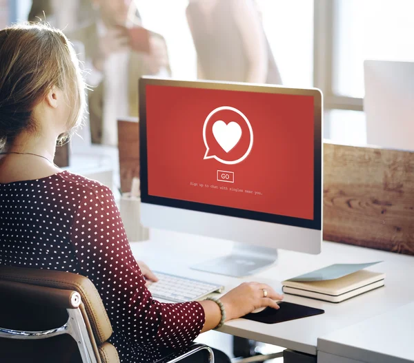 Zakenvrouw werken op de computer met hart — Stockfoto