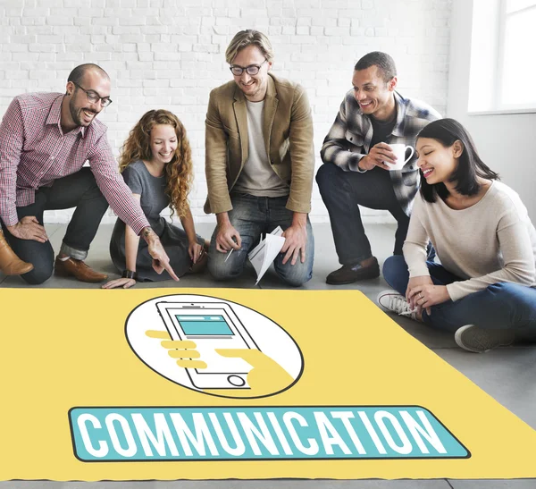 Designers travaillant avec affiche et communication — Photo