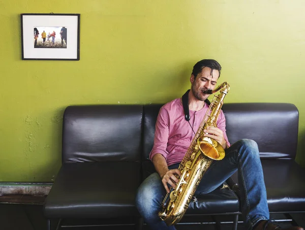 Knappe Jazzman spelen saxofoon — Stockfoto