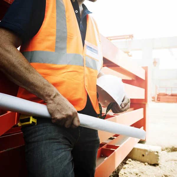 Ingenieur werknemer met plan — Stockfoto