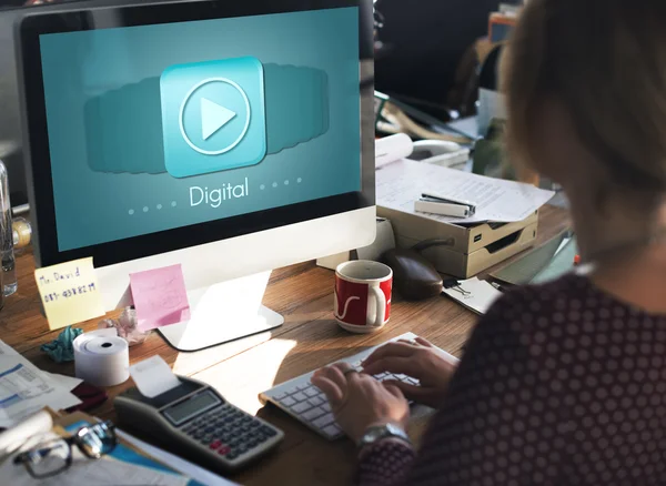 Mujer girando con la computadora — Foto de Stock