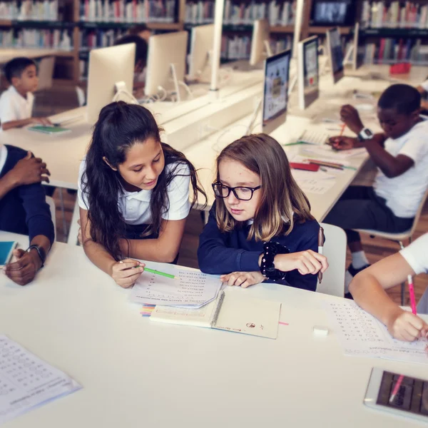 Bambini che hanno lezione insieme — Foto Stock