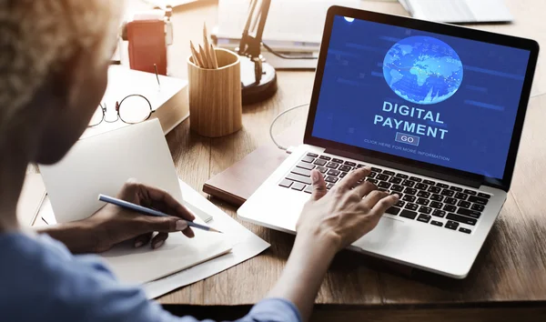 Femme d'affaires avec ordinateur portable au bureau — Photo