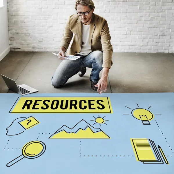 Zakenman werken met resources — Stockfoto