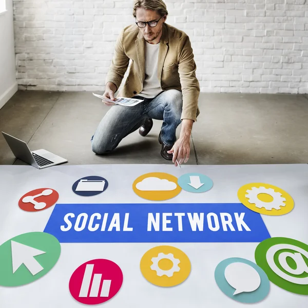 Geschäftsmann arbeitet mit sozialem Netzwerk — Stockfoto
