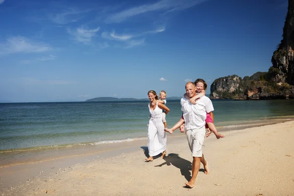 Plajda çocuklu aile — Stok fotoğraf