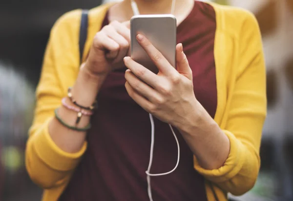 Mujer usando el concepto de dispositivo digital —  Fotos de Stock