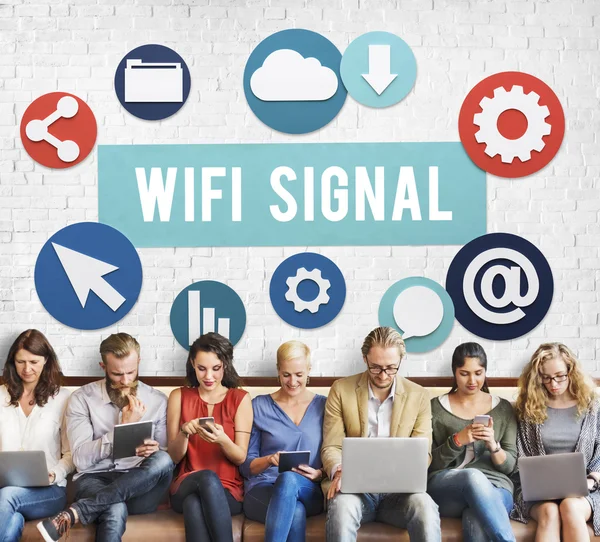 Menschen sitzen mit Geräten und Wifi-Signal — Stockfoto