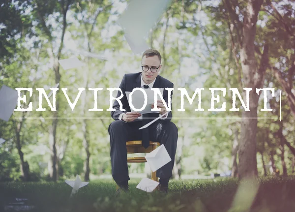 Homme d'affaires avec étui dans le parc — Photo