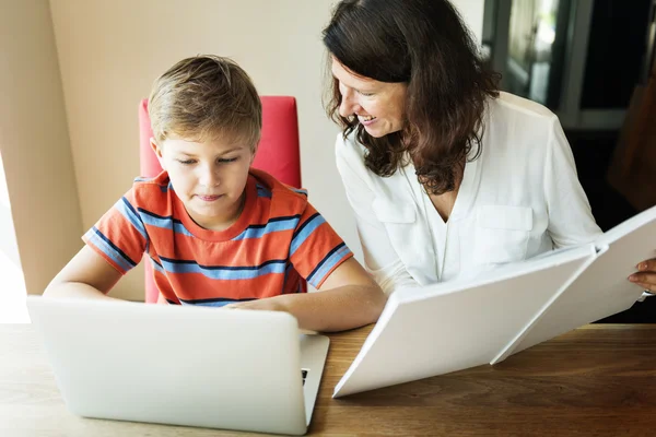 Mamma e figlio passare del tempo insieme — Foto Stock