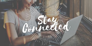 Arka planda çalışan genç kadın