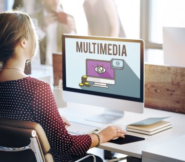 Multimedya bilgisayarla çalışma iş kadını