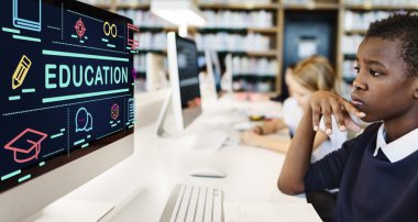 Bilgisayarla okuyan çocuklar