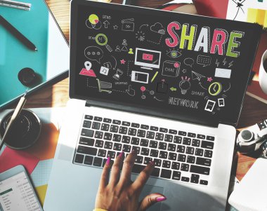 bilgisayar ile çalışan kadın