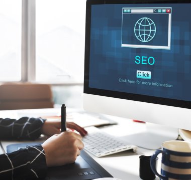 bilgisayar ile çalışan kadın