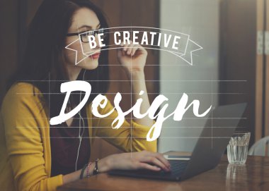 Dijital aygıt kavramı kullanan kadın