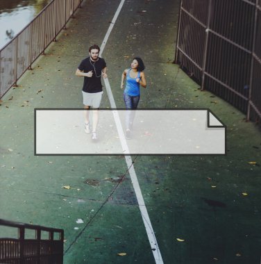 Çift birlikte egzersiz yapıyor