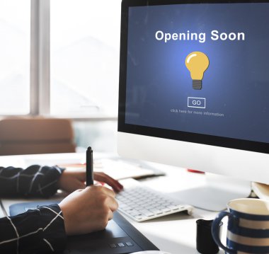 Bilgisayar ve açılış yakında kullanan adam